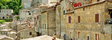 Sorano 'nun çatıları. Eski bir ortaçağ kasabası. Lente Nehri' nin üzerindeki bir tüy taşına asılmış. Etrüsk mirası. Grosseto ili, Toskana, İtalya.