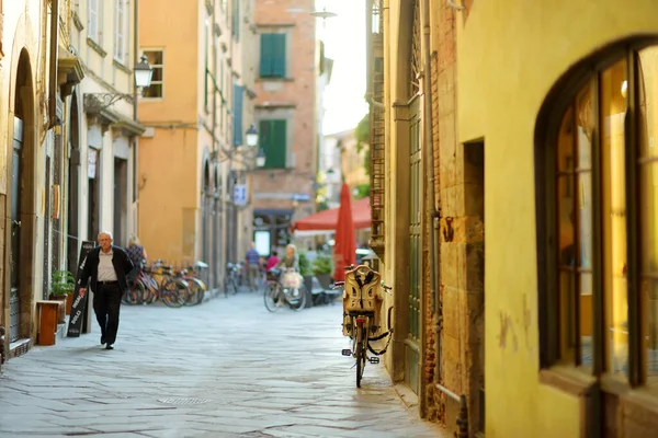 Lucca イタリア June4 2019 ルッカ市の美しい中世の通り その無傷のルネサンス時代の都市の壁とよく保存歴史的な中心部で知られています イタリアのトスカーナ州ルッカ県 — ストック写真