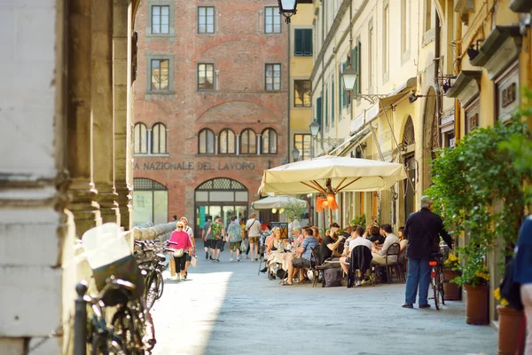 Lucca イタリア June4 2019 ルッカ市の美しい中世の通り その無傷のルネサンス時代の都市の壁とよく保存歴史的な中心部で知られています イタリアのトスカーナ州ルッカ県 — ストック写真