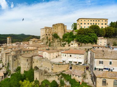 Sorano 'nun havadan görünüşü. Eski bir ortaçağ kasabası. Lente Nehri' nin üzerindeki bir tüy taşına asılmış. Etrüsk mirası. Grosseto ili, Toskana, İtalya.