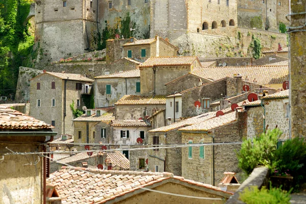 Rooftops Του Sorano Μια Αρχαία Μεσαιωνική Πόλη Λόφο Κρέμεται Από — Φωτογραφία Αρχείου