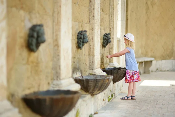 Menina Brincando Com Uma Fonte Água Potável Sorano Uma Antiga — Fotografia de Stock