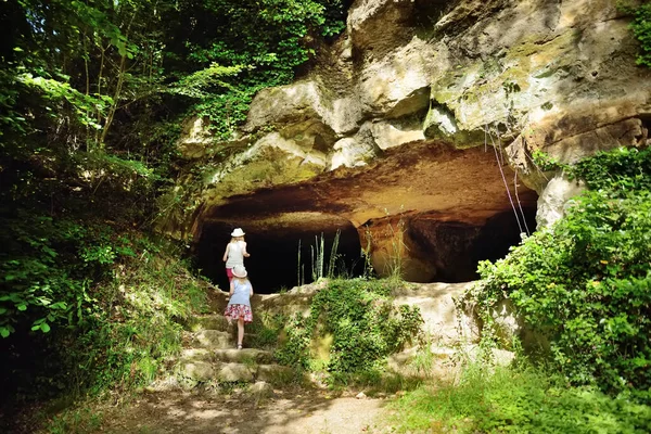 Twee Kinderen Verkennen Oude Grotten Gegraven Tufsteen Gebruikt Voor Menselijke — Stockfoto