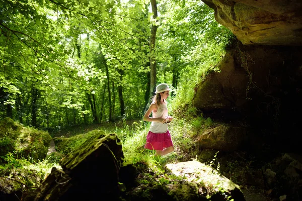 Jeune Fille Explorant Vieilles Grottes Creusées Dans Roche Tuf Utilisé — Photo