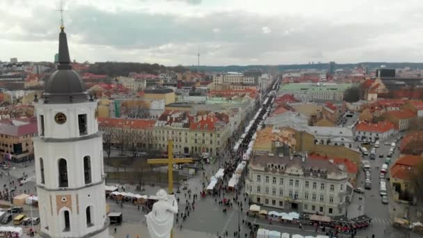 VILNIUS, LITWA - 7 marca 2020: Widok z lotu ptaka na kubek Kaziuko, tradycyjny targ wielkanocny odbywający się co roku w marcu na Starym Mieście — Wideo stockowe