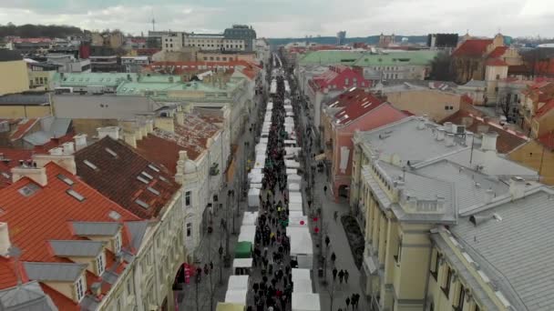 VILNIUS, LITAUEN - 7. MÄRZ 2020: Luftaufnahme von Kaziuko muge, traditioneller Ostermarkt, der jeden März in der Altstadt stattfindet — Stockvideo