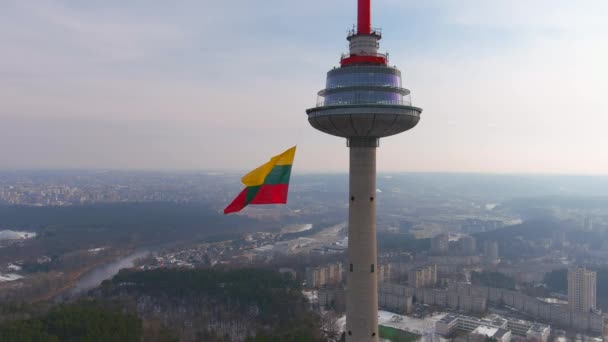Stor tricolor litauisk flagga viftar på Vilnius tv-torn i Vilnius. — Stockvideo