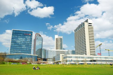 VILNIUS, LITHUANIA - Nisan 2021: güneşli bahar gününde Vilnius iş bölgesinin güzel manzarası. Vilnius, Litvanya 'da şehir hayatı.