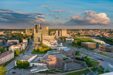 VILNIUS, LITHUANIA - Nisan 2021: güneşli bahar gününde Vilnius 'un iş bölgesinin güzel hava manzarası. Vilnius, Litvanya 'da şehir hayatı.