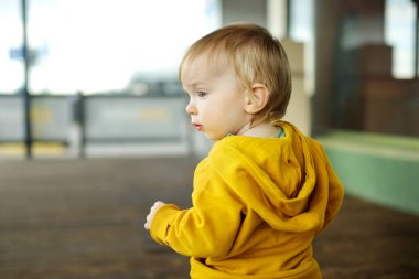Komik çocuk güneşli yaz gününde dışarıda eğleniyor. Küçük çocuklar için yaz etkinlikleri.