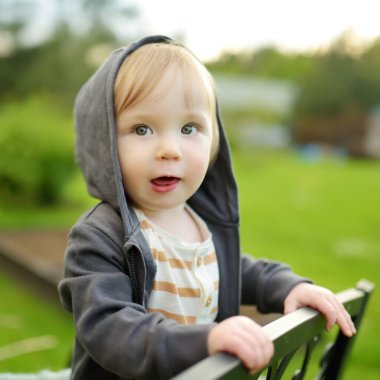 Komik çocuk güneşli yaz gününde dışarıda eğleniyor. Doğayı keşfeden çocuk. Küçük çocuklar için yaz etkinlikleri.