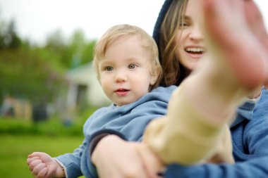 Şirin ablasının küçük kardeşiyle kucaklaşması. Sevimli genç kız kucağında erkek bebek. Geniş yaş farkı olan çocuklar. Kardeşler arasında büyük yaş farkı var. Büyük aile..