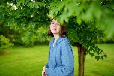 Güneşli bir yaz akşamında dışarıda eğlenen sevimli genç bir kız. Doğayı keşfeden çocuk. Çocuklar için yaz etkinlikleri.