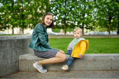 Şirin ablasının küçük kardeşiyle kucaklaşması. Sevimli genç kız kucağında erkek bebek. Geniş yaş farkı olan çocuklar. Kardeşler arasında büyük yaş farkı var. Büyük aile..