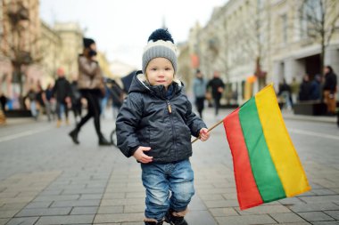 Litvanya 'nın Bağımsızlık Günü' nü kutlayan sevimli çocuk Vilnius, Litvanya 'da üç renkli Litvanya bayrağı taşıyor.