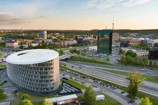 VILNIUS, LITHUANIA - Nisan 2021: Gelezinio vilko caddesinin havadan görünüşü, büyük şehir bölgelerini birbirine bağlayan en önemli ve en hareketli geçiş koridoru.