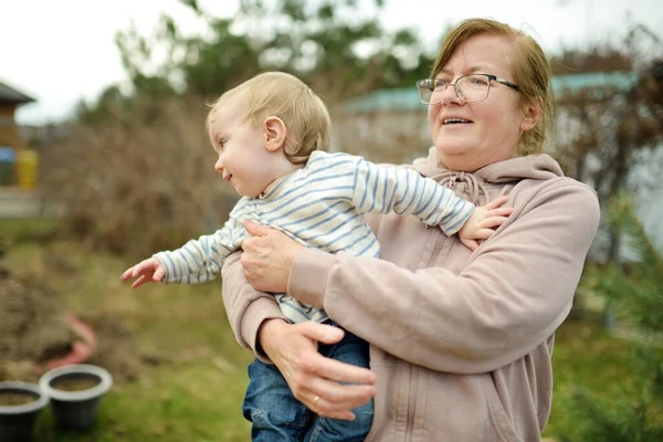 Abuela Con Nieto Pequeño Divirtiéndose Aire Libre Hermoso Día Primavera —  Fotos de Stock