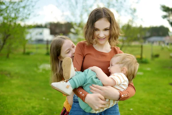 Twee Grote Zussen Hun Peuterbroer Hebben Plezier Buiten Twee Jonge — Stockfoto