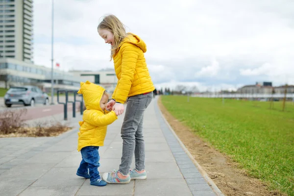 Grote Zus Haar Peuter Broer Hebben Plezier Buiten Een Jong — Stockfoto