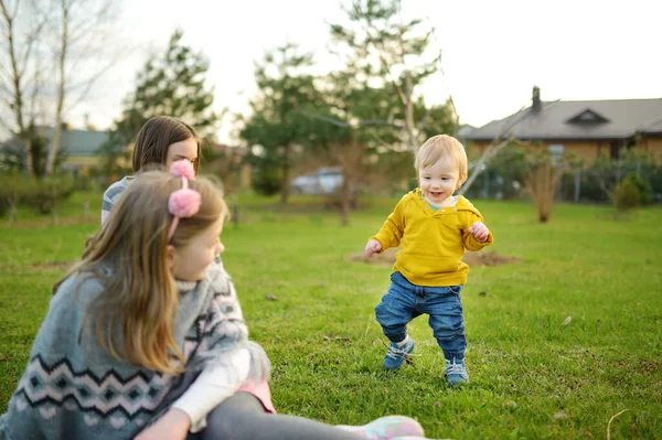 Twee Grote Zussen Hun Peuterbroer Hebben Plezier Buiten Twee Jonge — Stockfoto