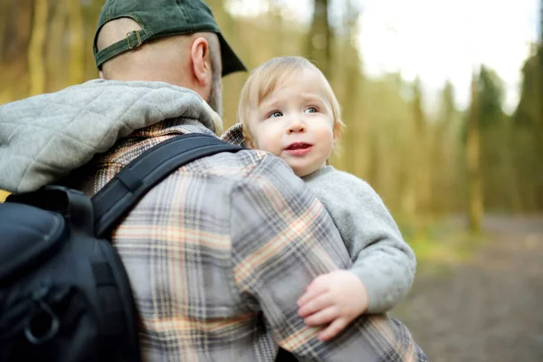 Netter Lustiger Kleinkind Junge Und Sein Vater Wandern Wald Vater — Stockfoto