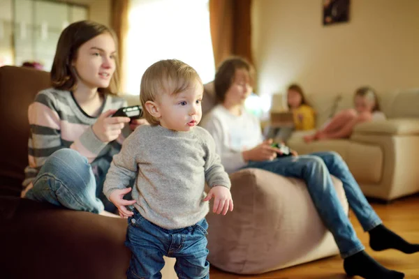 Aranyos Kisfiú Nézi Ahogy Egy Csapat Tinédzser Videojátékozik Otthon Gyerekek — Stock Fotó