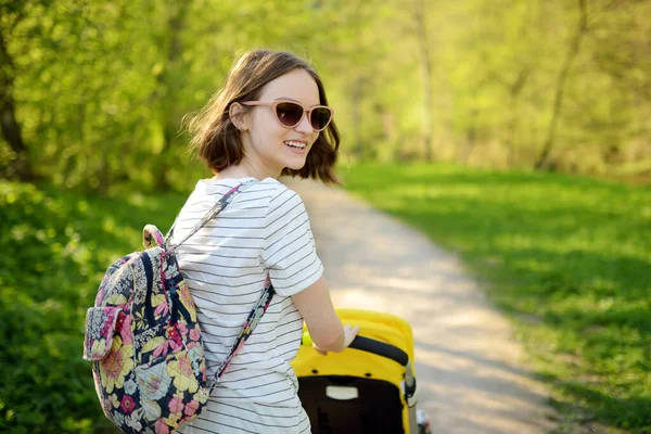 Tinédzser Nővér Sétál Parkban Egy Babakocsis Kisöccsel Egy Lány Babakocsit — Stock Fotó