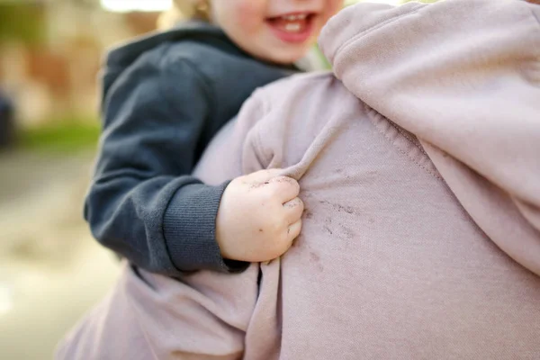 Słodki Zabawny Chłopczyk Ramionach Matek Mama Syn Bawią Się Słoneczny — Zdjęcie stockowe