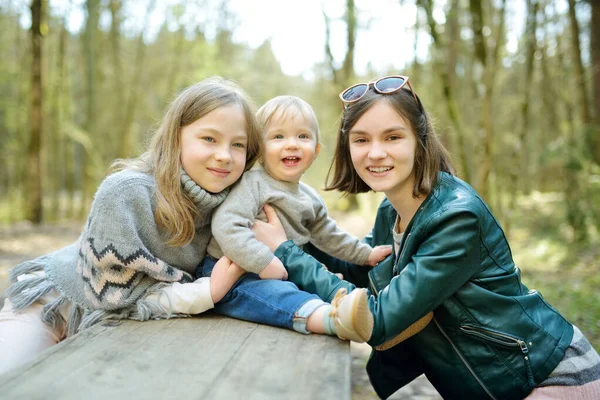 Két Nővér Kisöccsük Jól Érzik Magukat Egy Erdei Túrán Egy — Stock Fotó