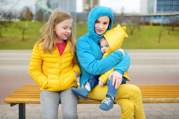 Deux Grandes Sœurs Leur Petit Frère Amusent Dehors Deux Jeunes — Photo