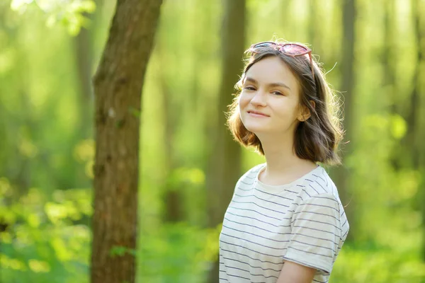 Schattig Jong Meisje Hebben Plezier Buiten Zonnige Zomeravond Kind Dat — Stockfoto