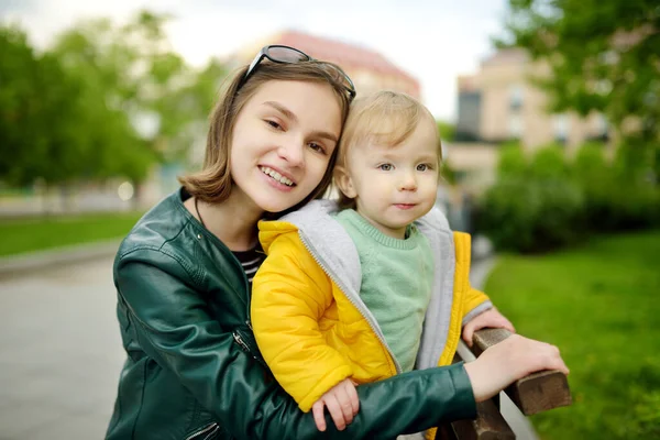 Linda Hermana Mayor Abrazándose Con Hermano Pequeño Adorable Adolescente Sosteniendo —  Fotos de Stock