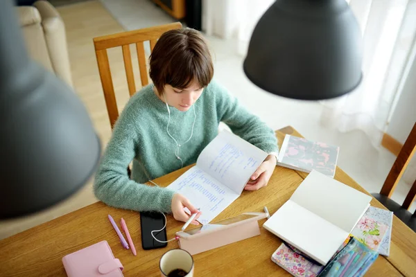 Studentessa Adolescente Che Compiti Con Tablet Digitale Casa Bambino Che — Foto Stock