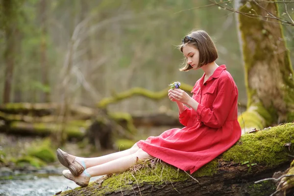 Rozkošná Mladá Dívka Baví Během Túry Lese Krásném Slunném Jarním — Stock fotografie
