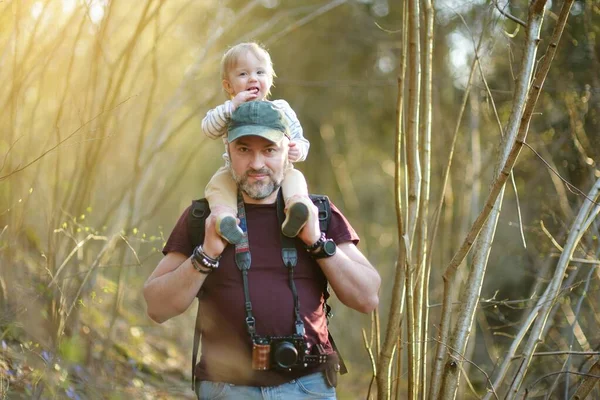 Lindo Niño Divertido Padre Senderismo Bosque Papá Hijo Divierten Sendero —  Fotos de Stock