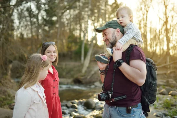 Jeune Père Ses Trois Enfants Marchent Dans Les Bois Famille — Photo