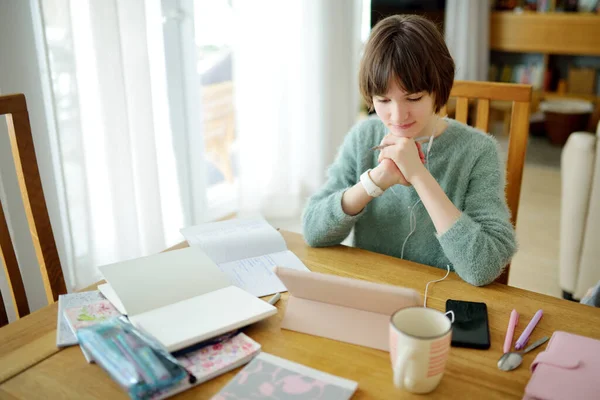 Tonårstjej Gör Sina Läxor Med Digital Surfplatta Hemma Barn Som — Stockfoto