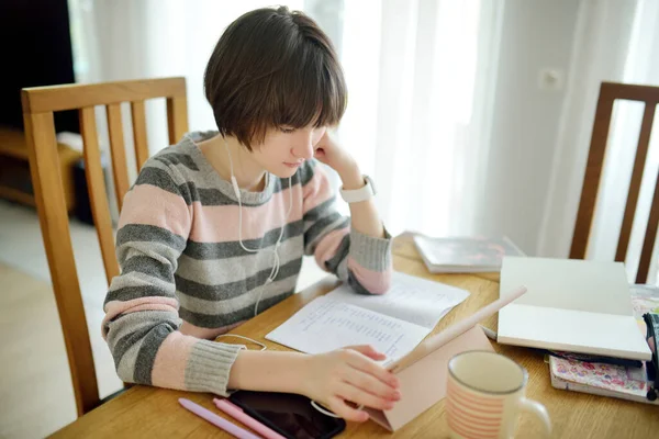 여학생 집에서 디지털 태블릿으로 숙제를 있습니다 가전자 기기를 사용하여 공부하게 — 스톡 사진