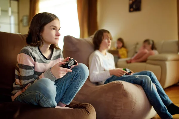 Een Groep Van Tieners Die Thuis Videospelletjes Spelen Kinderen Die — Stockfoto