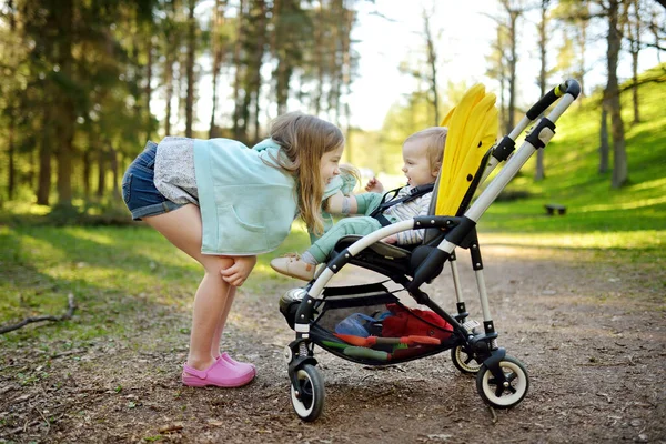 Hermana Mayor Hermano Pequeño Sentado Cochecito Aire Libre Niño Cochecito — Foto de Stock