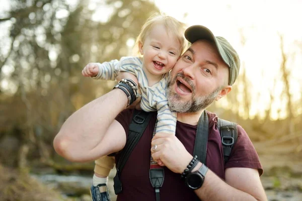 Netter Lustiger Kleinkind Junge Und Sein Vater Wandern Wald Vater — Stockfoto