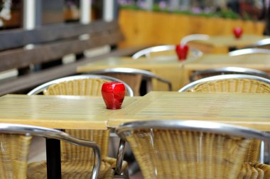 Hollanda, Hollanda 'da tipik bir Amsterdam caddesinde kırmızı mumlarla süslenmiş boş bir restoran masası.