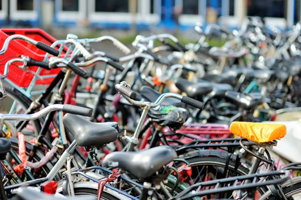 Birçok bisiklet Amsterdam, Hollanda caddesinde park edildi. Hollanda 'da tipik Hollanda şehir manzarası.