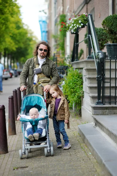 Jonge Vader Zijn Twee Kinderen Hebben Het Naar Hun Zin — Stockfoto