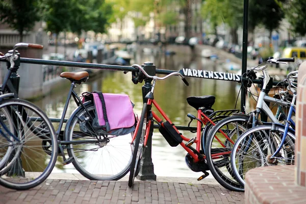 Bicicletas Estacionadas Ponte Sobre Canal Amsterdã Holanda Sinal Varkenssluis Nome — Fotografia de Stock