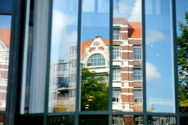 Τυπικό Ολλανδικό Σπίτι Που Αντανακλάται Στο Παράθυρο Του Κτηρίου Στην — Φωτογραφία Αρχείου