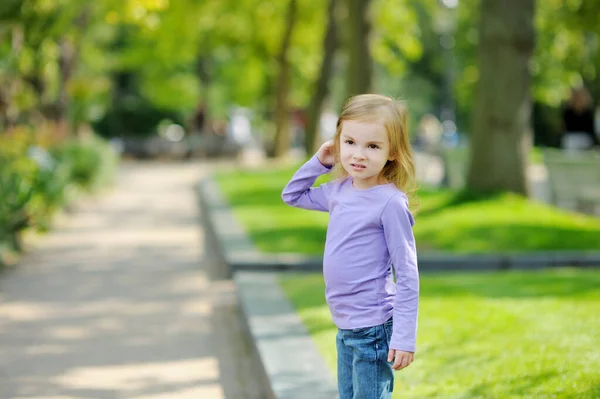 Cute Little Girl Zabawy Świeżym Powietrzu Słoneczny Letni Wieczór Dziecko — Zdjęcie stockowe
