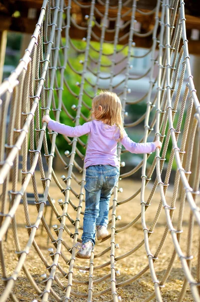 Menina Adorável Ter Bom Tempo Escalando Parque Aventura Atividades Livre — Fotografia de Stock