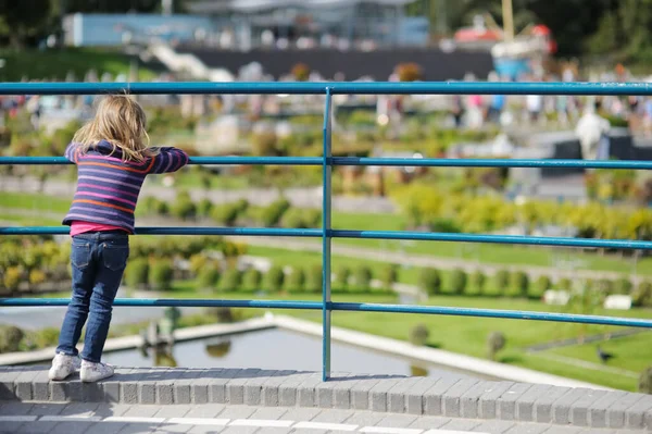 Little Girl Having Good Time Madurodam Miniature Park Hague Netherlands — Stock Photo, Image