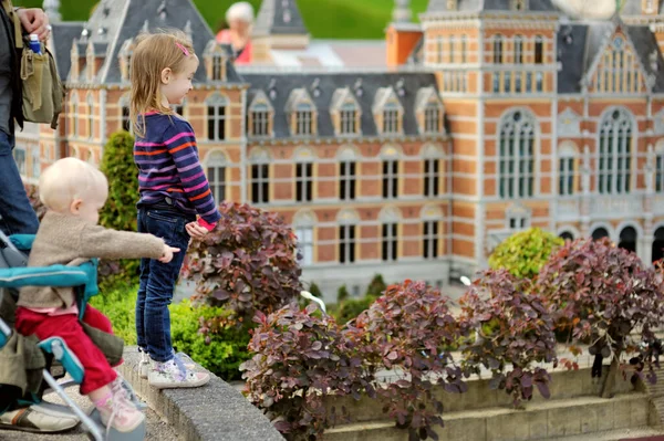 Bambine Che Guardano Scena Miniatura Della Città Olandese Parco Miniatura — Foto Stock